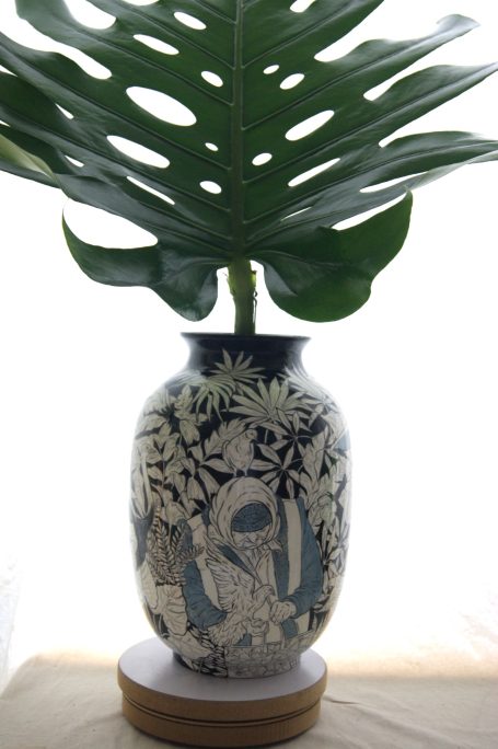 grosse Vase, alte Frau füttert Tauben