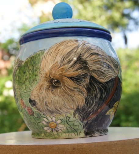 kleine Urne für eine Hund