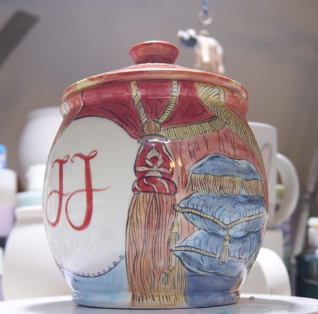 Detail einer Urne mit Kissen und Decken