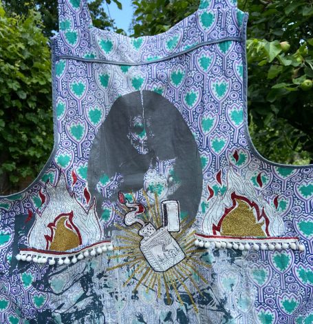 bestickte und bedruckte Schürze mit Gebrauchsspuren Gemeinschaftsarbeit mit Katja Martin