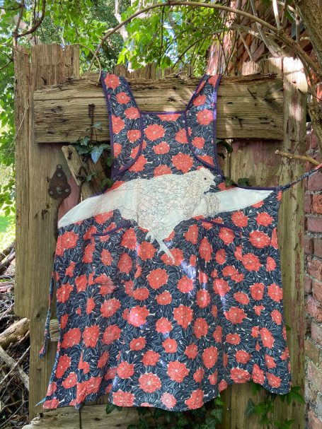 bestickte und bedruckte Schürze mit Gebrauchsspuren Gemeinschaftsarbeit mit Katja Martin