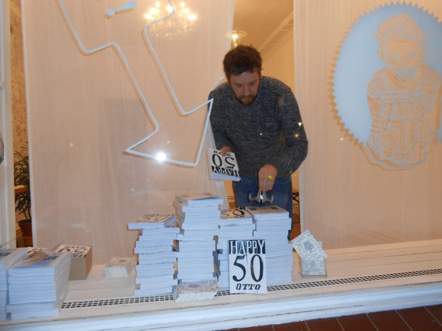 Kataloge Otto 2000 im Schaufenster der Galerie Crystal Ball in Berlin mit dem Galeristen Manfred Kirschner