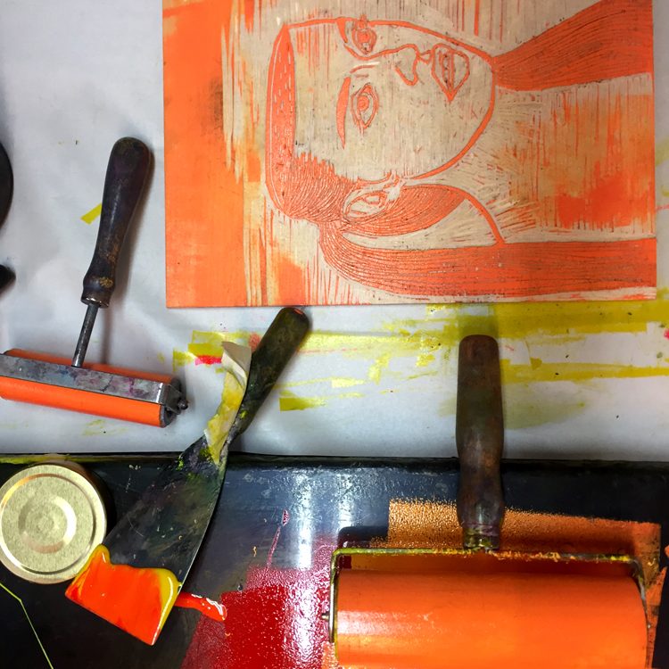 Werkstatt Druckgrafik Holzschnitt in Arbeit mit Werkzeugen