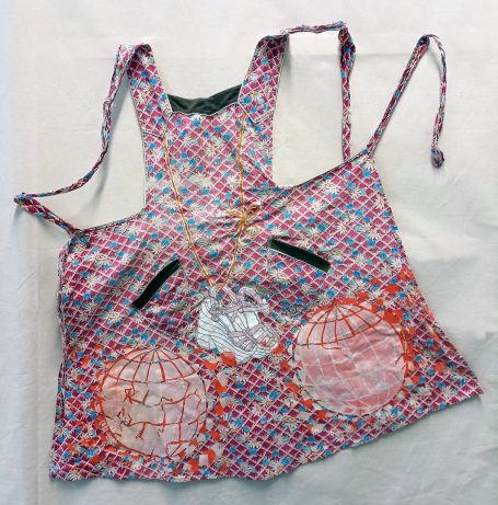 bestickte und bedruckte Schürze mit Gebrauchsspuren Gemeinschaftsarbeit mit Katja Martin