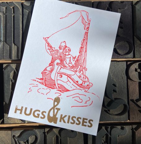 Postkarte Buchdruck, hugs and kisses
Klischees und Bleibuchstaben