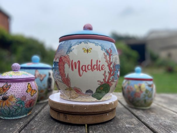 Rückseite einer Urne mit Namen  und Dekoration