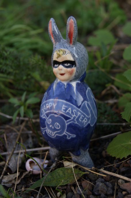 bemalte Keramikfigur Hase im Ei