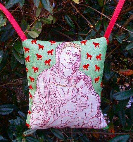 rundes Lavendelkissen bestickt mit einer Madonna