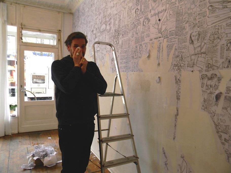 Abbau der Ausstellung in der Galerie Crystal Ball in Berlinert dem Galeristen Manfred Kirschner