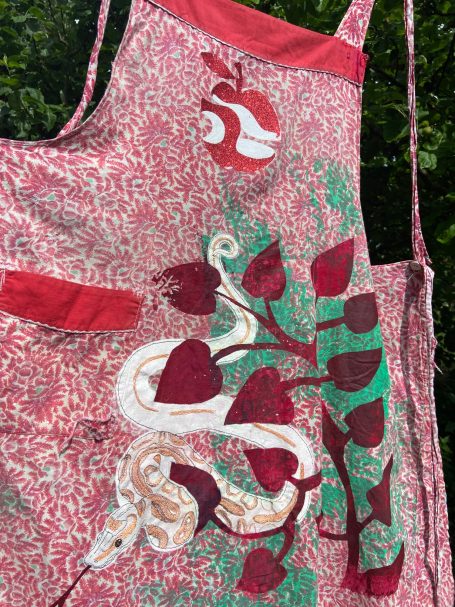 bestickte und bedruckte Schürze mit Gebrauchsspuren Gemeinschaftsarbeit mit Katja Martin