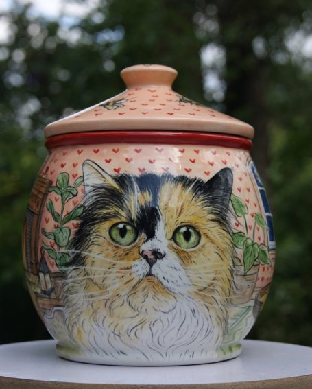 handbemalte Urne für eine Perserkatze mit Herzen