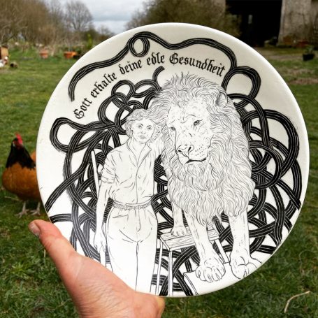 bemalter Teller 2018 " Gott erhalte deine edle Gesundheit" Frau mit Löwen