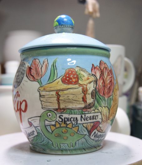 Hintergrund einer Urne mit Kuchen und Spielzeug eines Hundes