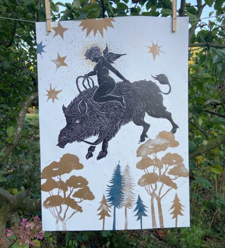 Plakat Linolschnitt Wildschwein und Engel in Landschaft