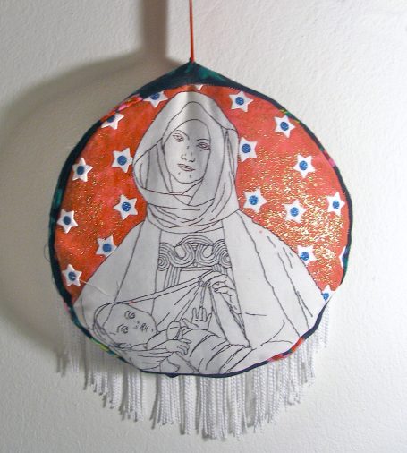 rundes Lavendelkissen bestickt mit einer Madonna