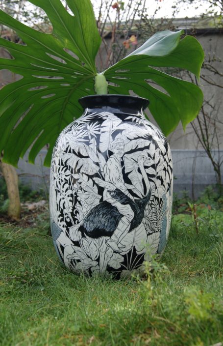 grosse Vase, Man reitet auf Strauss