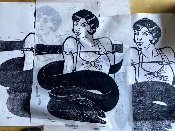 Linolschnitt Frau und Muräne auf Maulbeerpapier