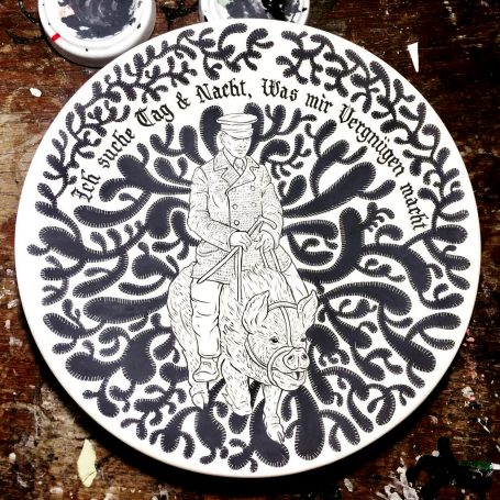 bemalter Teller 2018, "Ich suche Tag & nacht was mir Vergnügen macht" Mann auf Schwein reitend