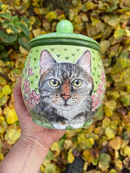 kleine Urne mit für eine graue Katze