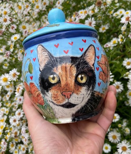 kleine Urne mit für eine Glückskatze
