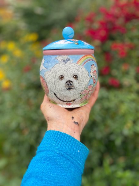 kleine Urne für einen Malteser mit Opfer und Regenbogen