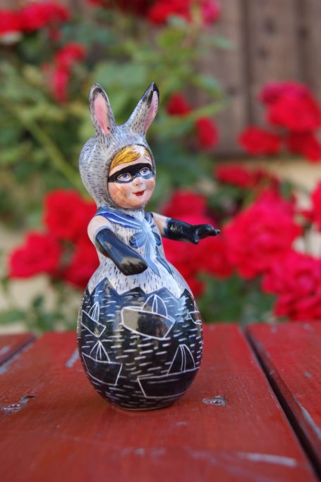 bemalte Keramikfigur "Hase im Ei"