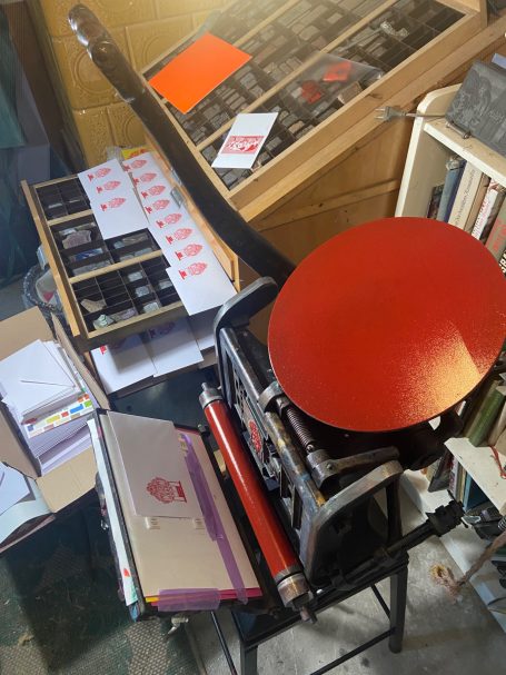 Werkstatt mit Boston Tiegel beim drucken von Postkarten für das Kloster in Heiligengrabe