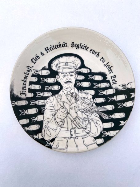 bemalter Teller 2018, "Freundschaft, Lieb & Heiterkeit Begleite euch zu jeder Zeit", Soldat mit Taube