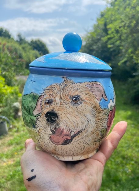 kleine Urne für einen braunen Schnauzer mit Holzdeckel