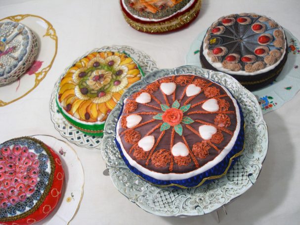 Bedruckte und bestickte Duftkissen mit Tortenmotiven