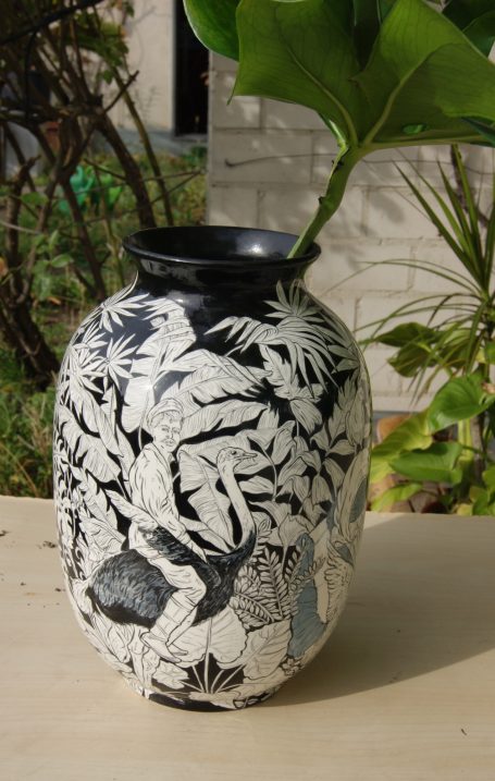 grosse Vase, Man reitet auf Strauss