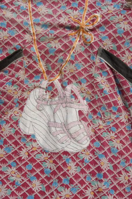 bestickte und bedruckte Schürze mit Gebrauchsspuren Gemeinschaftsarbeit mit Katja Martin