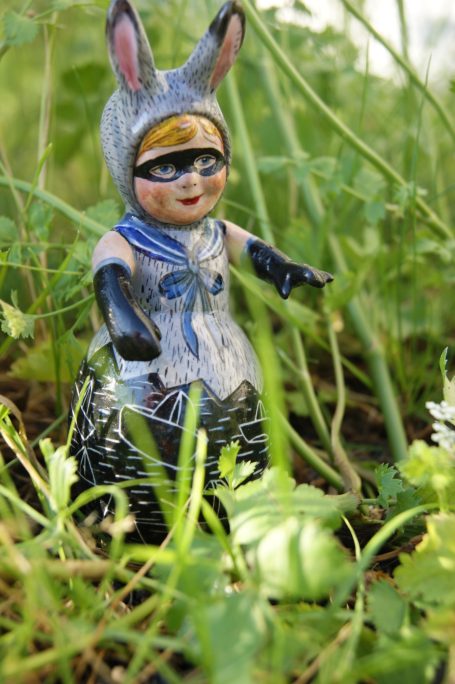 bemalte Keramikfigur "Hase im Ei"