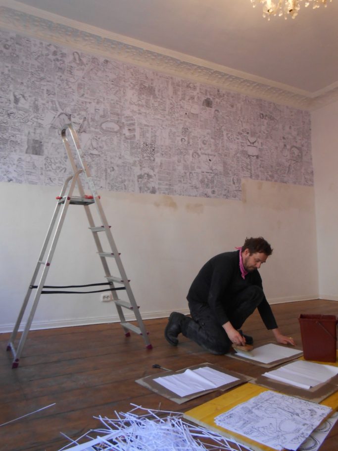 Kopien des Zeichnungen wurden an die Wand zu einer Tapete geklebt Galerie Crystal Ball Berlin 