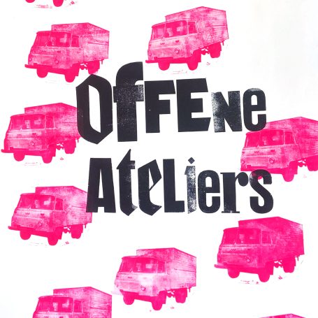 Text mit dem Titel "Offene Ateliers" umgeben von rosa Lkw-Symbolen.