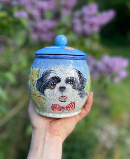 handbemalte kleine Urne für einen schwarz weissen Malteser