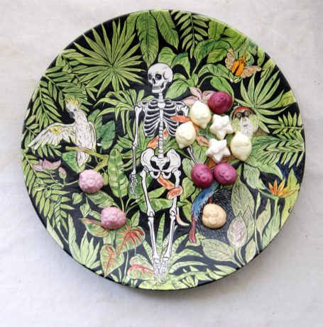 Teller "Memento Mori", Skelett im Dschungel