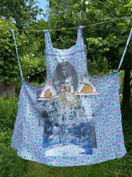 Unikat.Uniform, bestickte und bedruckte Schürze mit Gebrauchsspuren