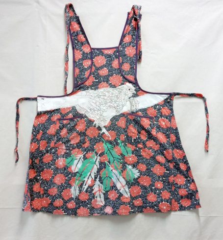 bestickte und bedruckte Schürze mit Gebrauchsspuren Gemeinschaftsarbeit mit Katja Martin