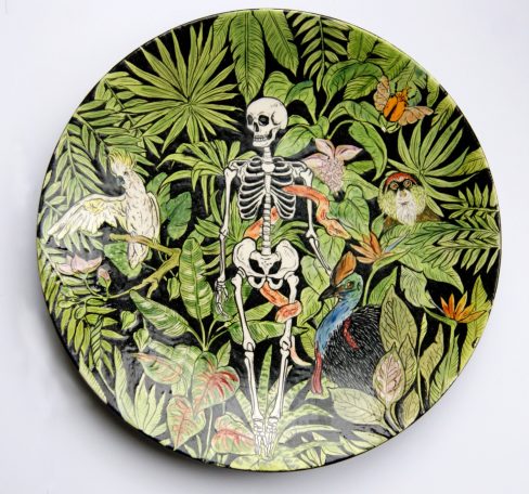 Teller "Memento Mori", Skelett im Dschungel