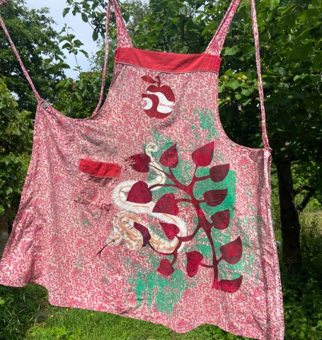 bestickte und bedruckte Schürze mit Gebrauchsspuren Gemeinschaftsarbeit mit Katja Martin
