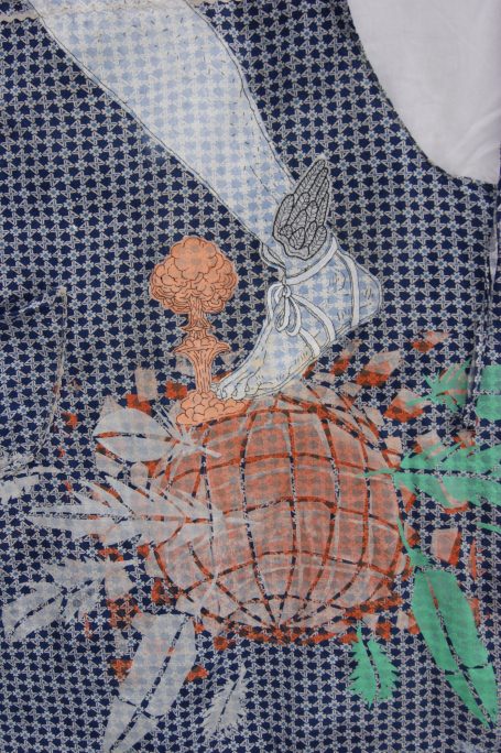 bestickte und bedruckte Schürze mit Gebrauchsspuren Gemeinschaftsarbeit mit Katja Martin