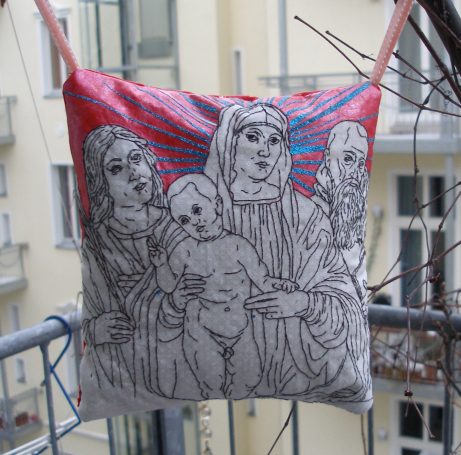 rundes Lavendelkissen bestickt mit einer Madonna