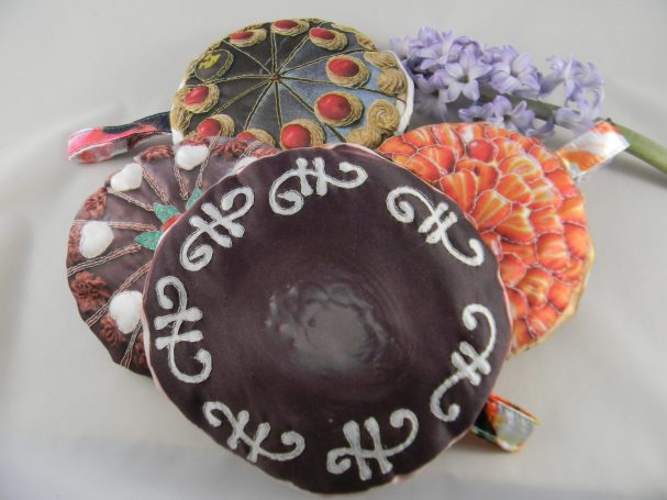 Bedruckte und bestickte Duftkissen rund mit Tortenmotiven