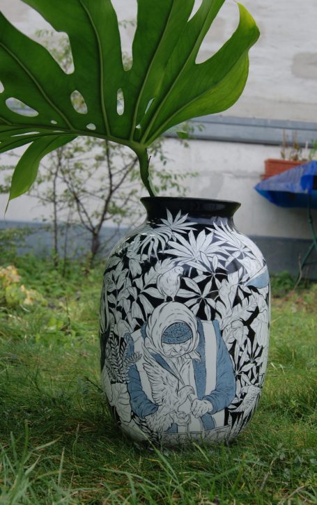 grosse Vase, alte Frau füttert Tauben