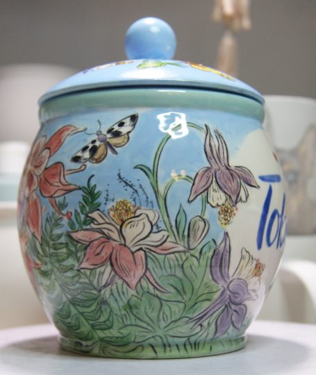 Detail einer kleinen Urne mit Blumen