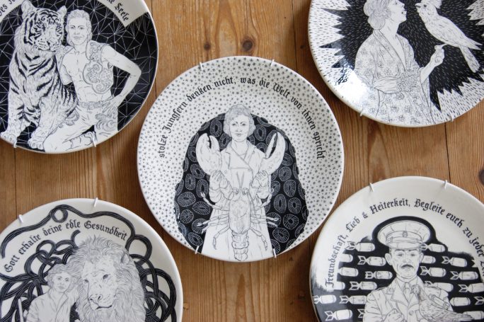 bemalter Teller 2018, "Sollte Jungfern denken nicht was die Welt von ihnen spricht" Frau mit Hummer