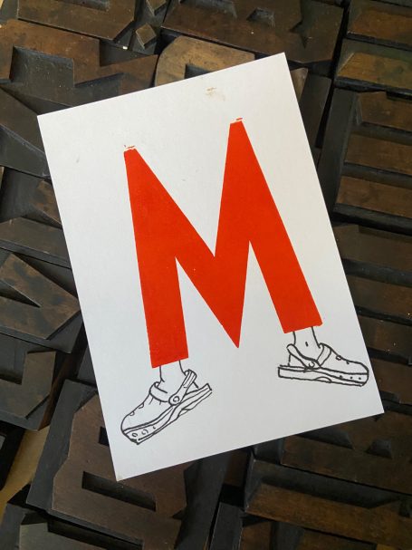 Postkarte Buchdruck mit Holzbuchstaben M und Crocs