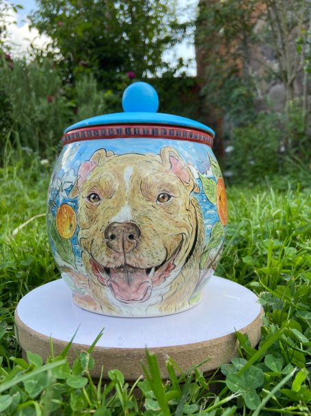 grosse Urne für einen Staffordshire Bullterrier