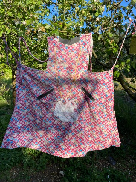 bestickte und bedruckte Schürze mit Gebrauchsspuren Gemeinschaftsarbeit mit Katja Martin